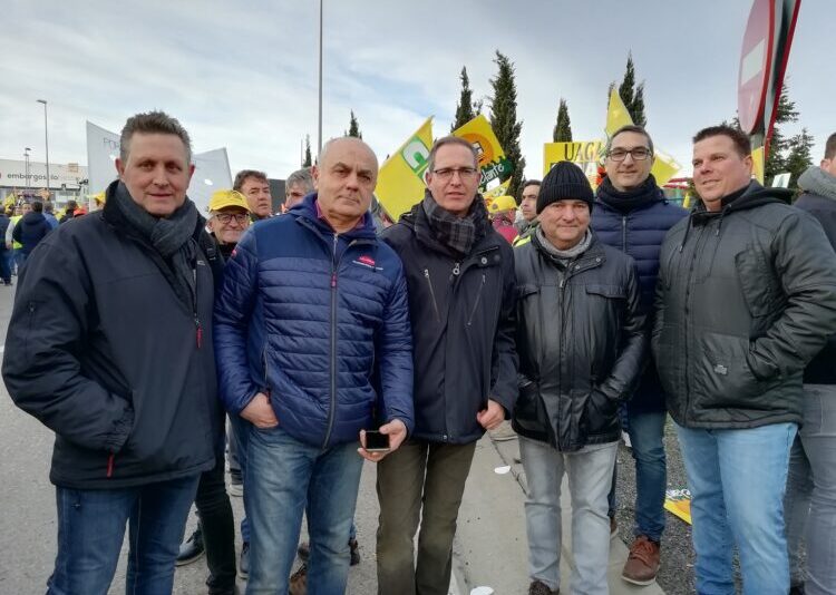 D’esquerra a dreta: Jaume Bernis cap sectorial del Porcí, Joan Carles Massot, president JARC Lleida, David Borda, cap sectorial de la Fruita Dolça, amb membres de la sectorial.