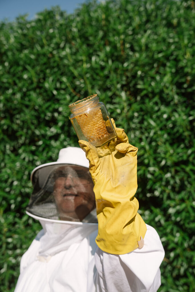 Mel el Remei, apicultor a la Casa Museu de la Mel. 