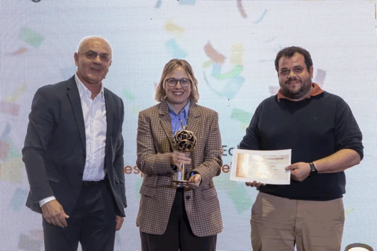 Entrega del Premi a la Millor Golden. Joan Carles Massot, Montse Baró i Xavier Baró. Fotografia de Jordi Echevarría
