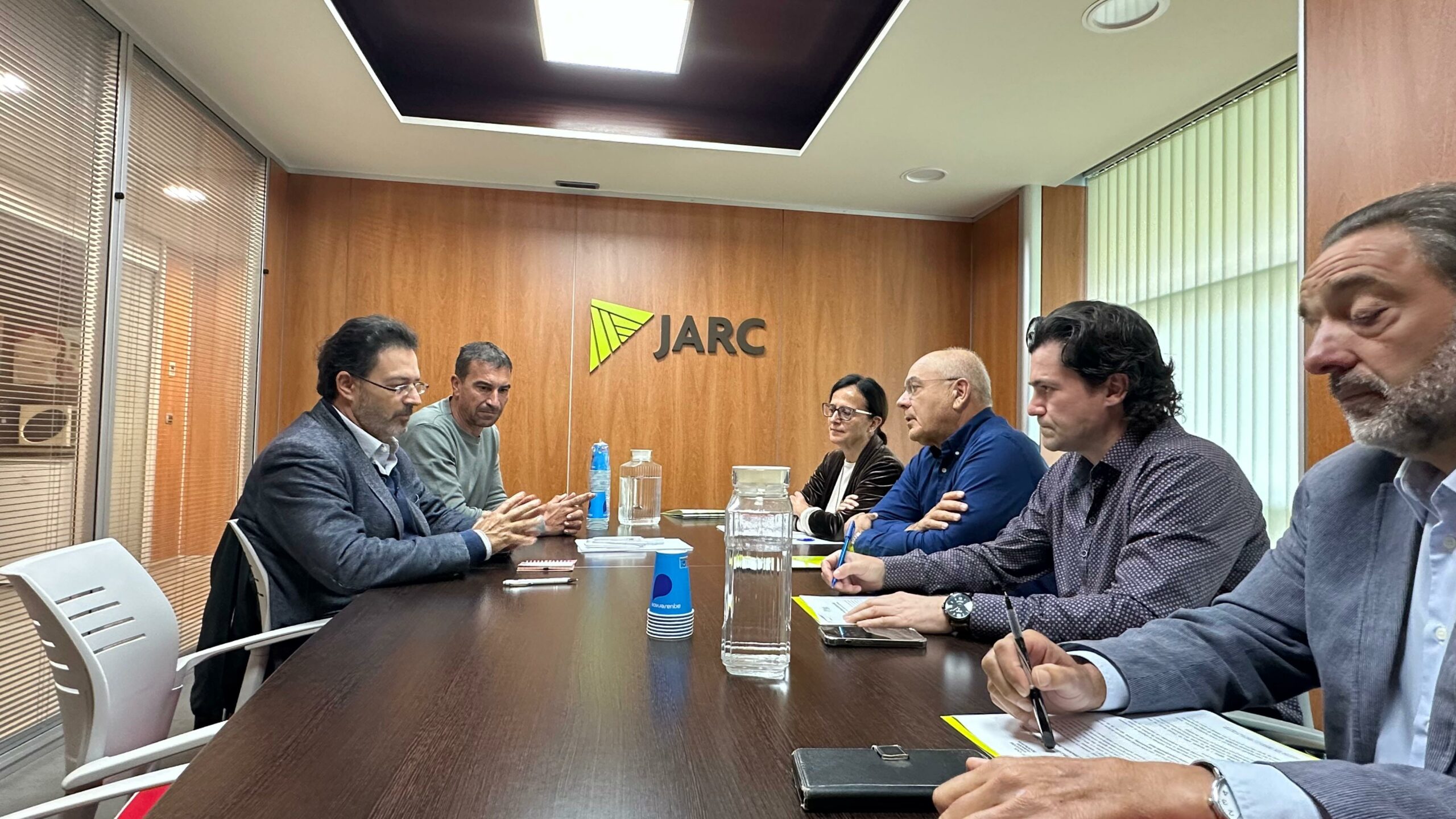 Representants de JARC i Junts. JARC demana millores fiscals permanents i estructurals per als agricultors i ramaders catalans